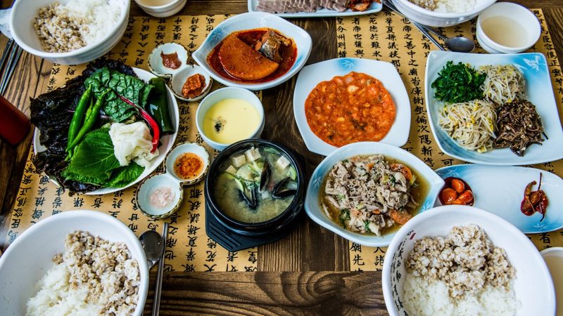 优质休闲食品的原料产地通常具有明确标识，消费者在选购时可以关注以下信息：